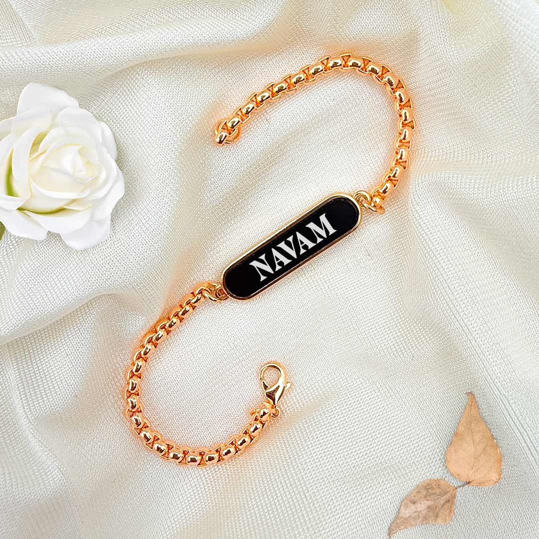 Classic Engraved Chain Bracelet – Personal Name on Black Plate