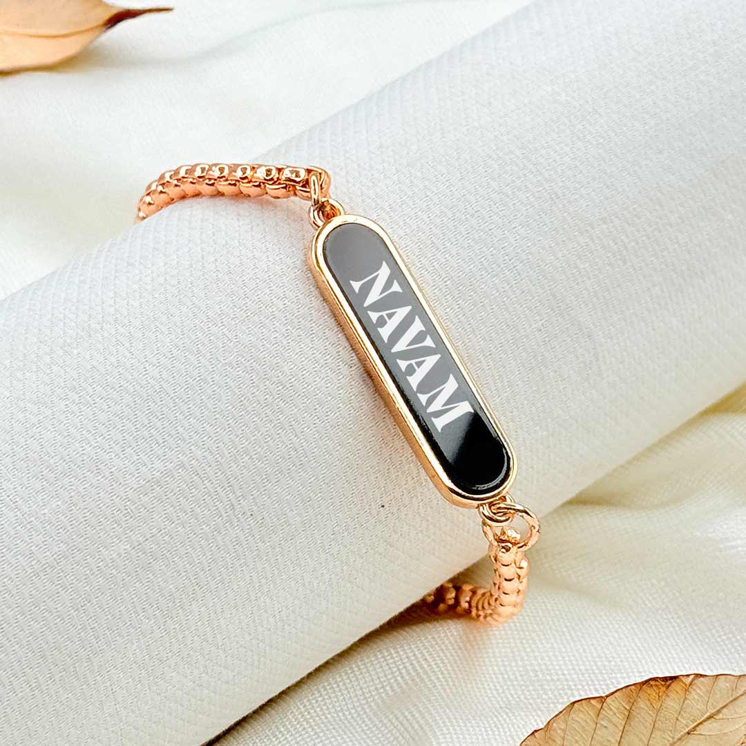 Classic Engraved Chain Bracelet – Personal Name on Black Plate